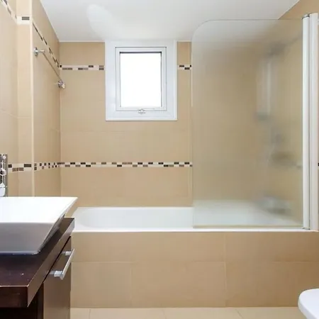 Leoforos Dyo, Modern 3bdr With Pool, In The Centre