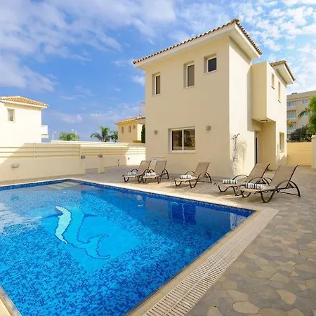 Leoforos Dyo, Modern 3bdr With Pool, In The Centre Of Villa *