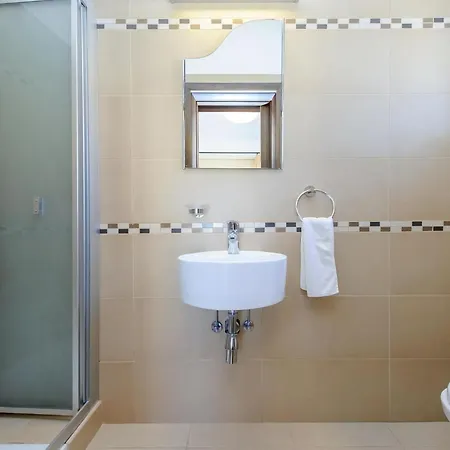Leoforos Dyo, Modern 3bdr With Pool, In The Centre Of *