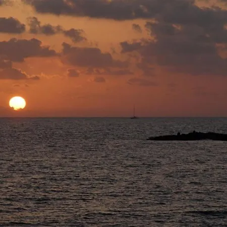 Вилла Leoforos Dyo, Modern 3bdr With Pool, In The Centre *